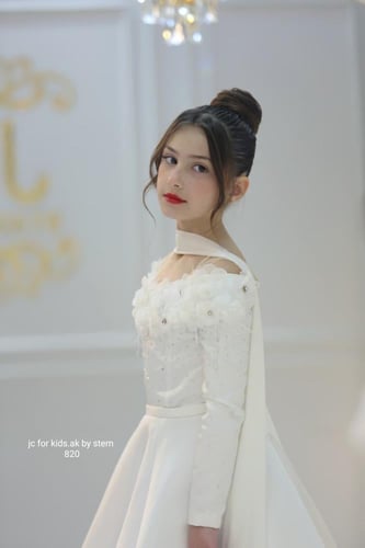 إطلالة الأميرات.. فستان "سوان وايت" الفاخر