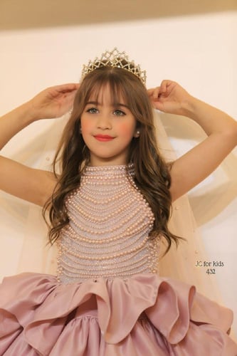 فستان الطفلة القصير بتنورة الكشكش الدرامية والمُطر...