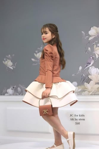 طقم أنيق بناتي بـ "جاكيت الببلوم" ولون بيج و ترابي