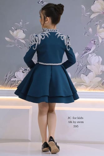 فستان سهره بناتي أنيق بطبقات وجاكيت مطرز – لون أزر...