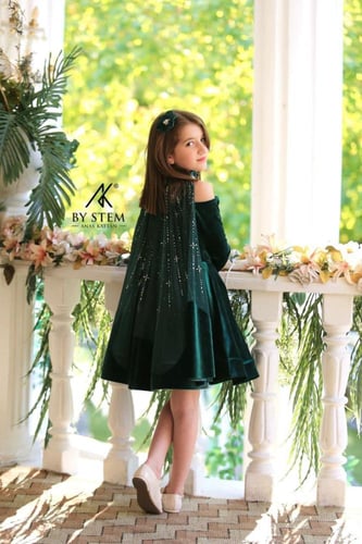 فستان أميرات مخملي باللون الأخضر الزمردي مع كاب -...