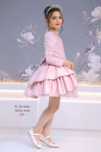 فستان وردي لؤلؤ جميل وفخم + أكسيسوار شعر