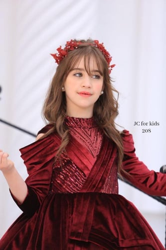 فستان سهرة بناتي مخملي عنّابي فخم بتصميم راقٍ – إط...