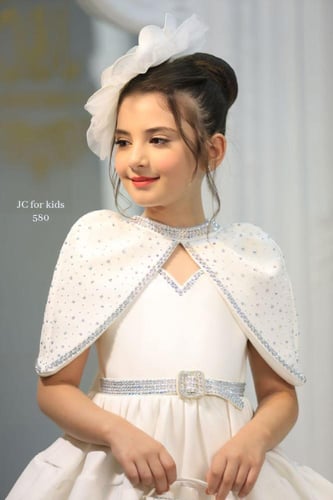 فستان "الماسة الصغيرة" الأبيض القصير مع كاب مزين ب...