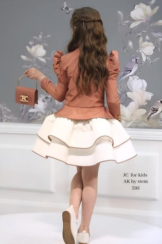 طقم أنيق بناتي بـ "جاكيت الببلوم" ولون بيج و ترابي