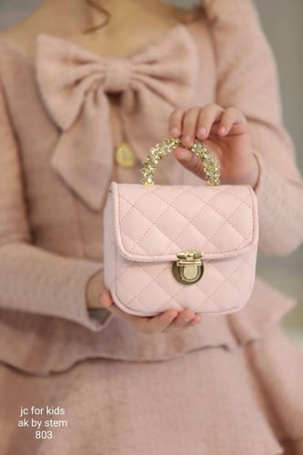 فستان بناتي فاخر باللون الوردي بتصميم طبقات وبفيون...