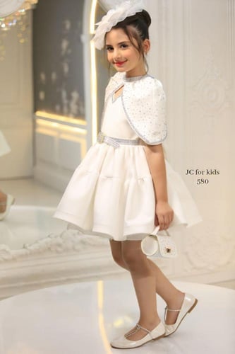 فستان "الماسة الصغيرة" الأبيض القصير مع كاب مزين ب...