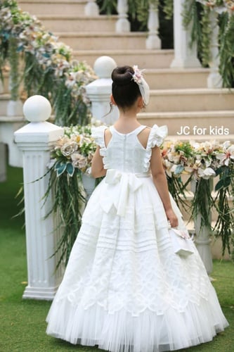 فستان أبيض طويل + حقيبة + اكسيسوار شعر