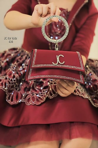 فستان فخم وجميل + حقيبة + اكسيسوار الشعر