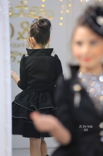 فستان أسود + جاكيت +حقيبه + اكسيسوار شعر