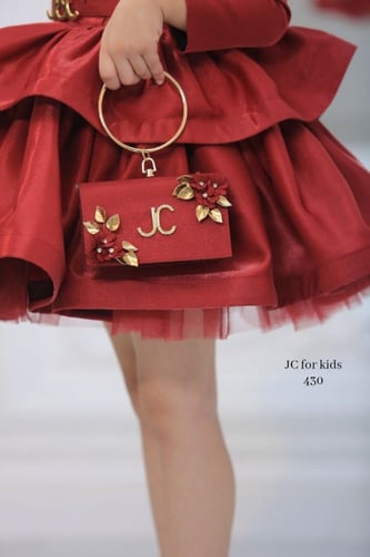 فستان + حقيبة + اكسيسوار شعر + عقد