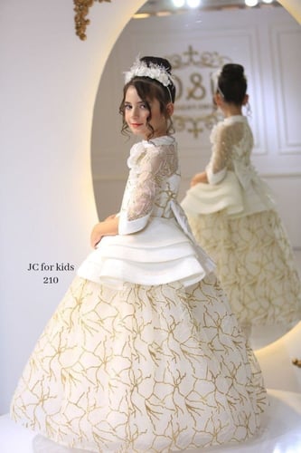 فستان أبيض + تاج شعر + جيبون نفاش