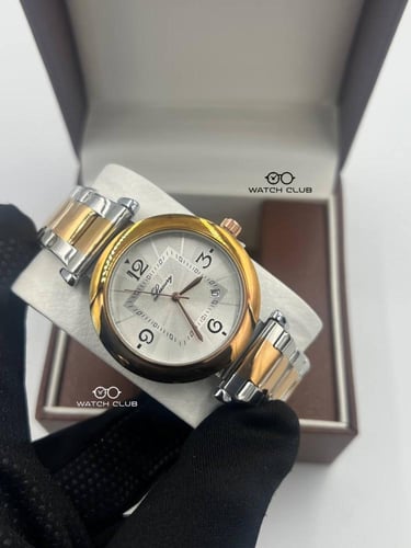 ساعة بأطار دائري لون ذهبي وفضي