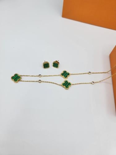 طقم سلسة أنيقة وأقراط لون ذهبي