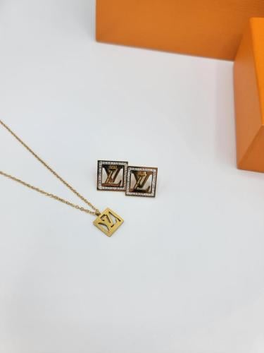 طقم سلسة أنيقة وأقراط من لويس فيتون لون ذهبي