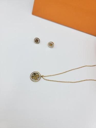 طقم سلسة أنيقة وأقراط من لويس فيتون لون ذهبي