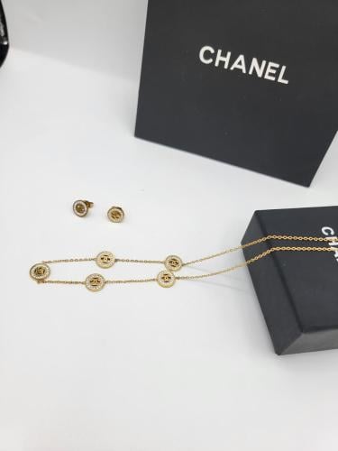 طقم سلسة أنيقة وأقراط من شانيل لون ذهبي