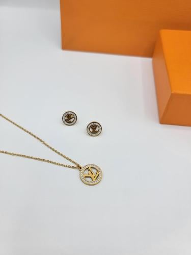 طقم سلسة أنيقة وأقراط من لويس فيتون لون ذهبي