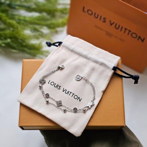 سلسة أنيقة من لويس فيتون لون فضي