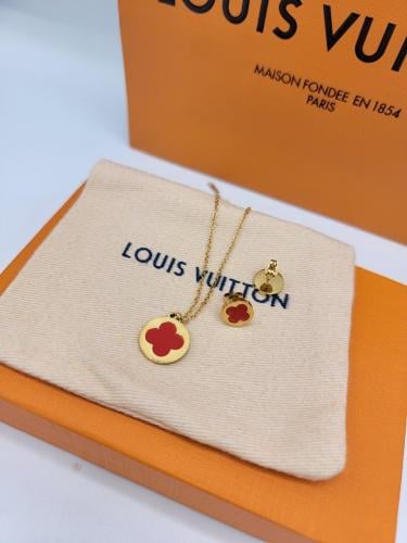 طقم سلسة أنيقة وأقراط من لويس فيتون لون ذهبي