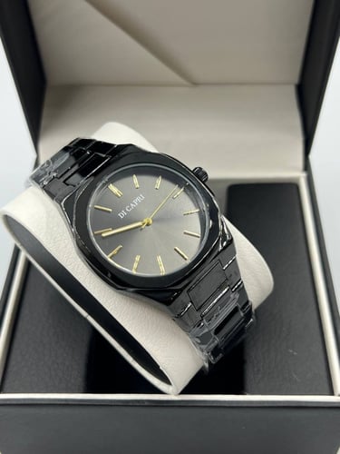 ساعة دي كابري اسود عقارب ذهبيه