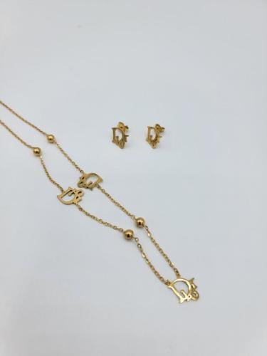 طقم سلسة أنيقة وأقراط لون ذهبي