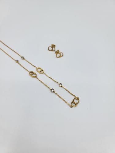 طقم سلسة أنيقة وأقراط لون ذهبي