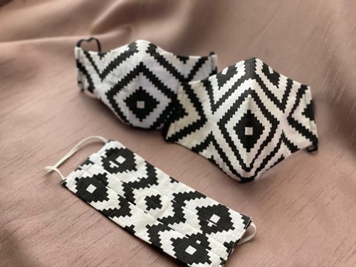 كمامة قماشية باللون الاسود و الابيض رقم #76