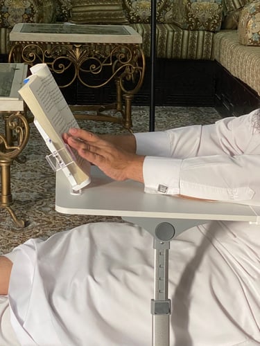 طاولة امتنان الذكية للكتاب والأجهزة