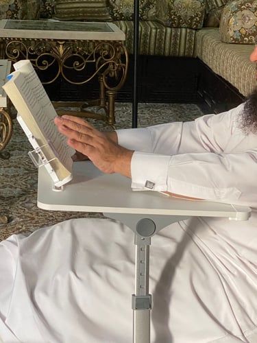 طاولة امتنان الذكية للكتاب والأجهزة