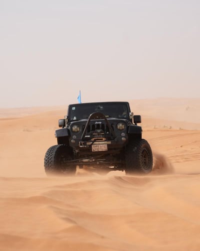 جولات تطعيس VIP الرمال الحمراء بسيارات رانجلر معدل...