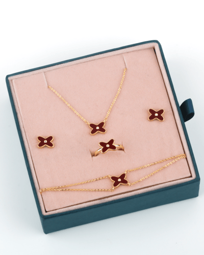 طقم بناتي ذهبي تصميم ناعم