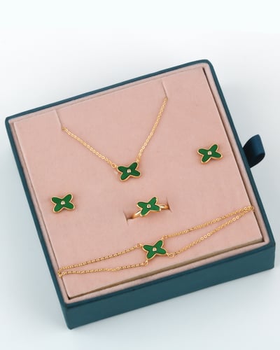 طقم بناتي ذهبي تصميم ناعم