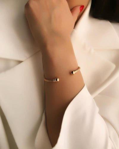 اسوارة مطليه بتصميم أنيق