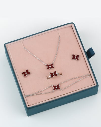 طقم بناتي ذهبي تصميم ناعم