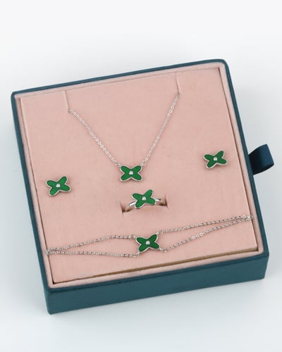 طقم بناتي ذهبي تصميم ناعم