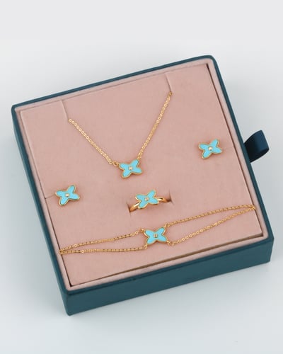 طقم بناتي ذهبي تصميم ناعم