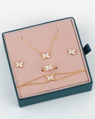 طقم بناتي ذهبي تصميم ناعم