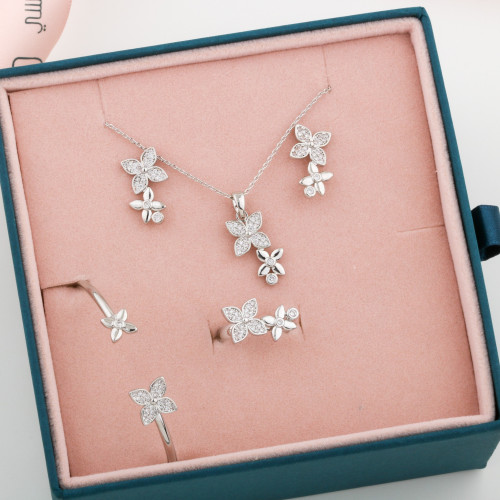 طقم بناتي ذهبي تصميم ناعم