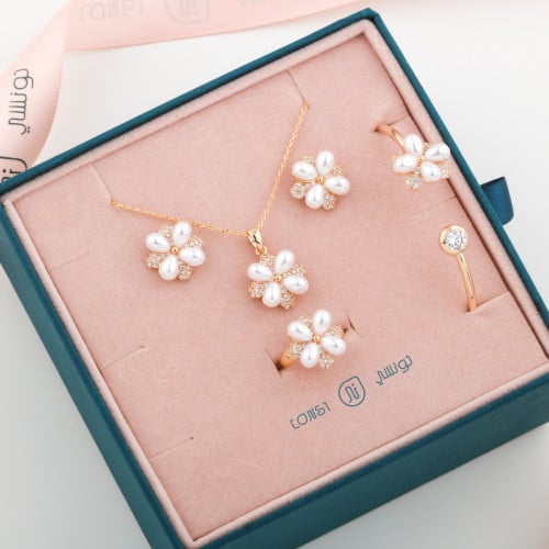 طقم بناتي ذهبي تصميم ناعم