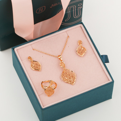 طقم ذهبي تصميم ناعم