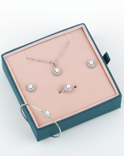 طقم بناتي تصميم مميز