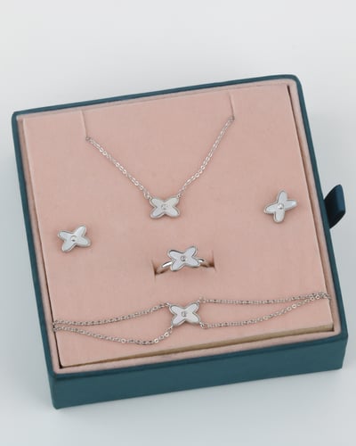 طقم بناتي ذهبي تصميم ناعم