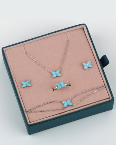 طقم بناتي ذهبي تصميم ناعم