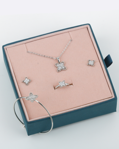 طقم بناتي تصميم مميز