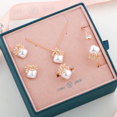 طقم بناتي ذهبي تصميم ناعم