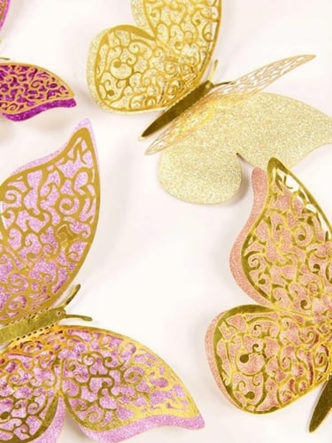 فراشات بحجم متنوع ملونه