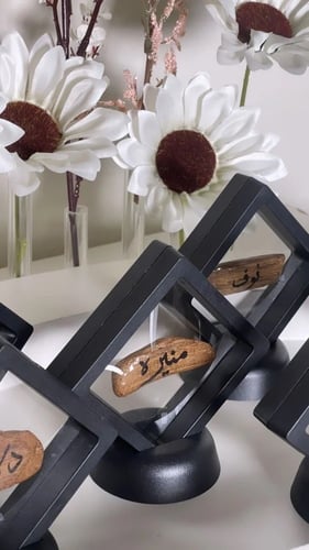 براويز حافظة شفافة 11*11 بقاعدة بعدة الوان