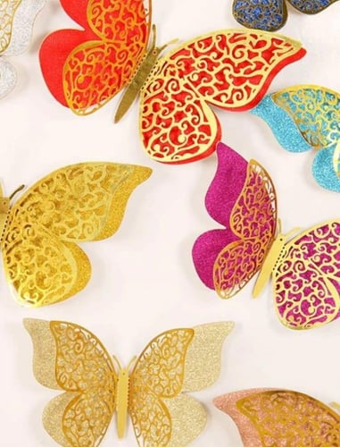 فراشات بحجم متنوع ملونه