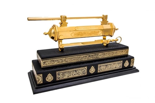 مفتاح نسخة طبق الأصل من مفتاح وقفل الكعبة الشريفة...